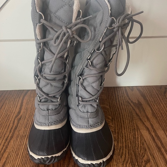 Woman’s Sorel Out N About tall boots - Picture 2 of 4